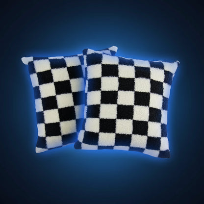 Housse de coussin blanche et noire en fausse fourrure noire à motif carreaux, idéale pour canapé et déco moderne