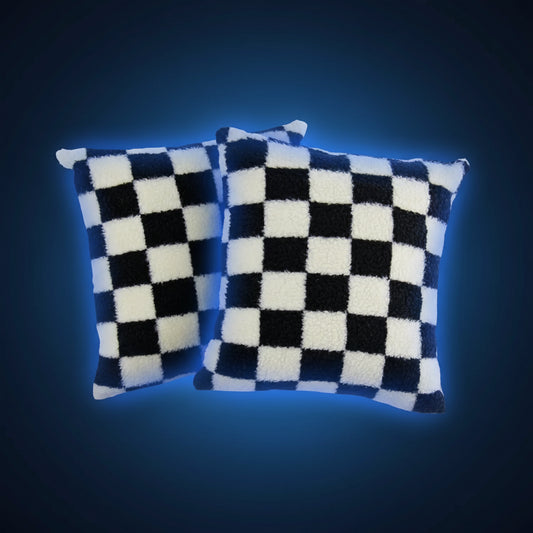 Housse de coussin blanche et noire en fausse fourrure noire à motif carreaux, idéale pour canapé et déco moderne